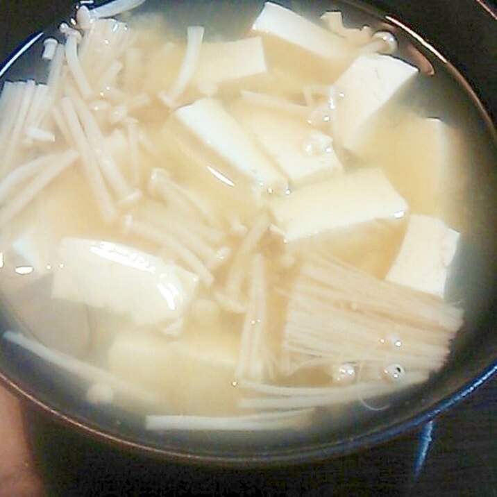 豆腐とエノキダケの味噌汁